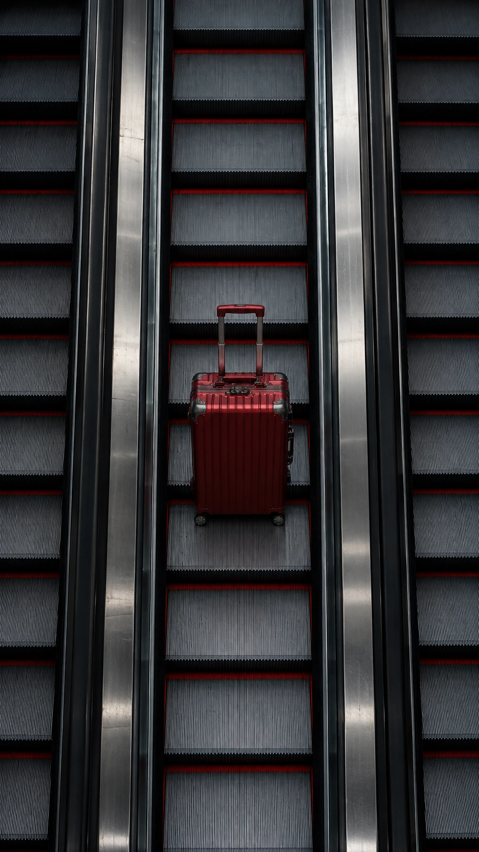 RED SUITCASE — Эскалатор